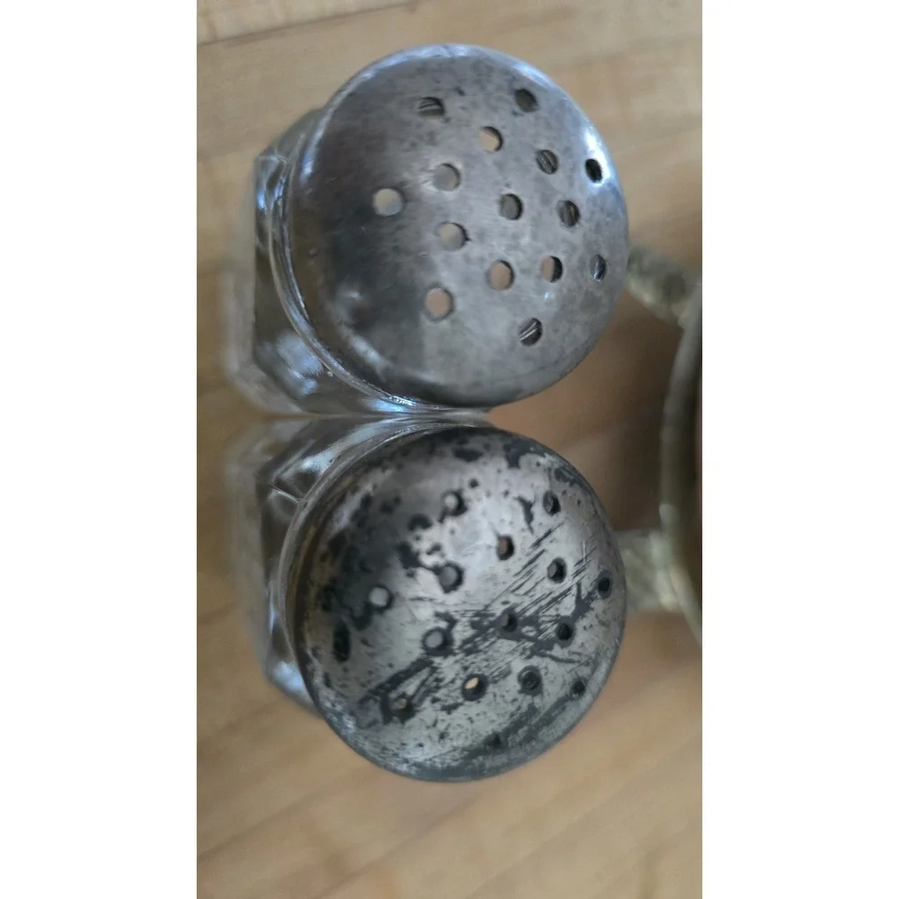 VTG Glass Salt & Pepper Shakers‎ w/ Metal Lids Farmhouse Kitchen Dining Decor